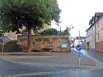 Der Dorfplatz vor der Kirche ist befahrbar. Die Planerin findet das schade und will sich die Lage noch einmal genauer anschauen.