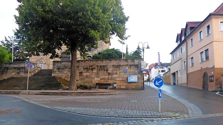 Der Dorfplatz vor der Kirche ist befahrbar. Die Planerin findet das schade und will sich die Lage noch einmal genauer anschauen.