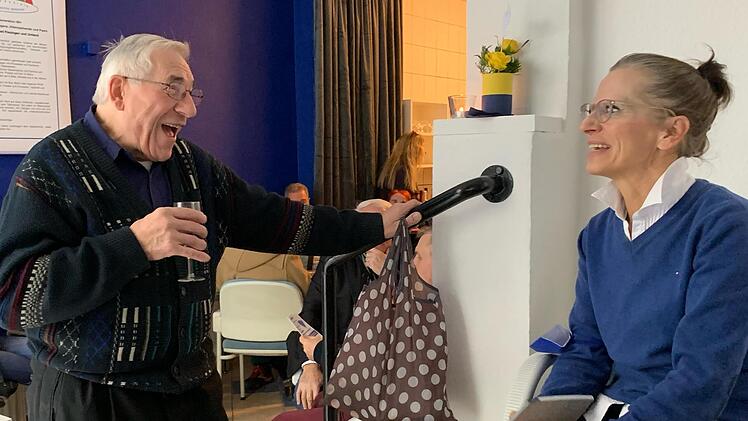 Albrecht Neugebauer ist der erste, der seinen 75. Geburtstag in der Ehrenloge feiert. Bei der B&uuml;ro-Er&ouml;ffnung am Tag zuvor, hat er sich das schon mal angeschaut. Foto: Kerstin V&auml;th