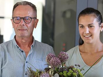 Blumen zum Abschied: Wildfleckens Jugendbeauftragte Ulrike Abersfelder wechselt in ein neues Aufgabengebiet am Bad Kissinger Landratsamt. 2. Bürgermeister Wolfgang Illek war zum Abschied voll des Lobes.