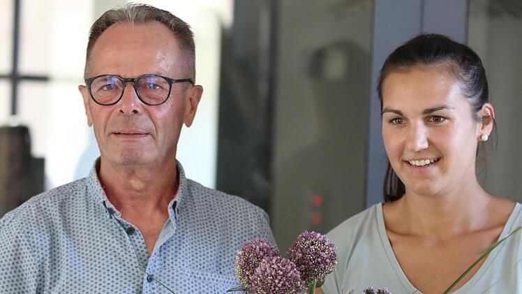 Blumen zum Abschied: Wildfleckens Jugendbeauftragte Ulrike Abersfelder wechselt in ein neues Aufgabengebiet am Bad Kissinger Landratsamt. 2. Bürgermeister Wolfgang Illek war zum Abschied voll des Lobes.