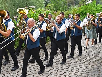 Mit Musik zog die Kirchenparade ins Gotteshaus ein.