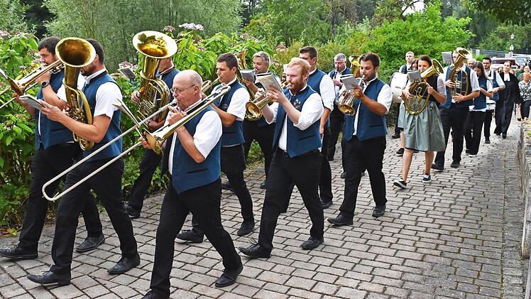 Mit Musik zog die Kirchenparade ins Gotteshaus ein.