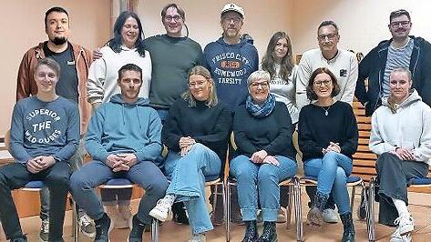 Die Darsteller freuen sich auf ihr Publikum: (stehend v. l.) Andreas Klier, Carmen Hofmann, Matthias Zenk, Klaus Eberth, Amelie Eberth, Michael Kunzelmann, Stefan Hümmer, (sitzend v. l.) Jonas Storath, Stefan Schneiderbanger, Martina Dütsch, Susan...