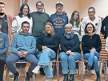 Die Darsteller freuen sich auf ihr Publikum: (stehend v. l.) Andreas Klier, Carmen Hofmann, Matthias Zenk, Klaus Eberth, Amelie Eberth, Michael Kunzelmann, Stefan Hümmer, (sitzend v. l.) Jonas Storath, Stefan Schneiderbanger, Martina Dütsch, Susan...