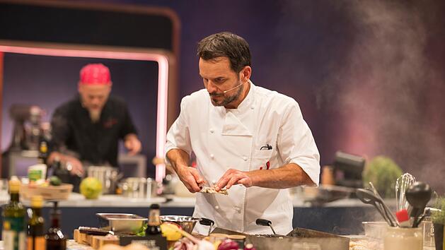 Steffen Henssler unter Druck! Nach zwei Pleiten sollt es in der dritten Show endlich einen Sieg f&uuml;r "Hensslers Dreamteam" geben. Dann aber passierte dem Chef selbst ein Missgeschick.