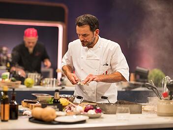 Steffen Henssler unter Druck! Nach zwei Pleiten sollt es in der dritten Show endlich einen Sieg für "Hensslers Dreamteam" geben. Dann aber passierte dem Chef selbst ein Missgeschick.