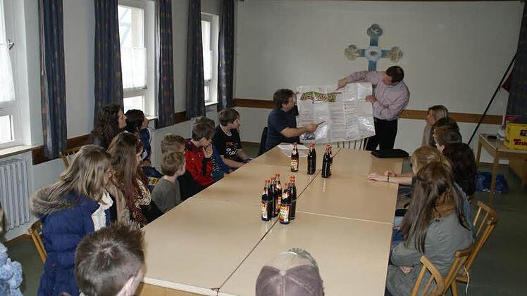 Rund 20 Kinder und Jugendliche aus Roßstadt waren zur Jugend-Bürgerversammlung gekommen, um mit Bürgermeister Michael Ziegler über die Neugestaltung des Spielplatzes und einen künftigen Jugendraum zu diskutieren.