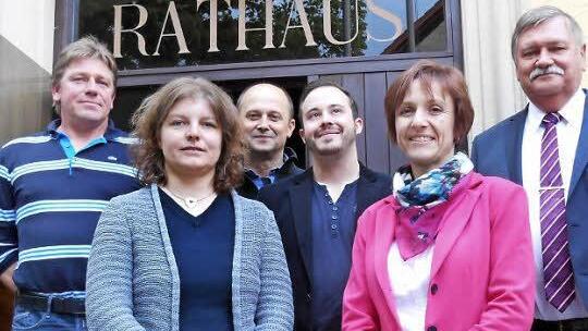 Bgm. Schneider (r) mit den Neuen Marion Link (v.r.) Michaele Oppel, (hi. vl.) Jürgen Gillich, 2. Bgm. Detlef Panzer und Daniel Vinzens. Foto: Walter Hanslok