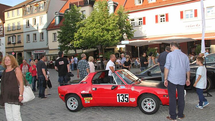 Rot ist er auch, aber kein Ferrari: Der Fiat erntete aber mindestens genau so viele Sympathiewerte.