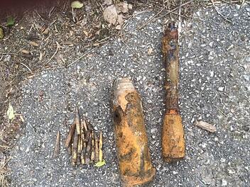 Unter der Eselsbrücke bei Meschenbach sind große Mengen an Munition aus dem Zweiten Weltkrieg gefunden worden. Fotos: Michael Stelzner