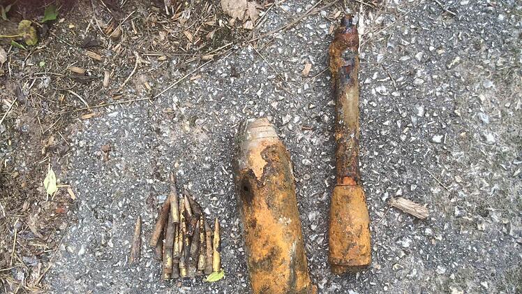 Unter der Eselsbrücke bei Meschenbach sind große Mengen an Munition aus dem Zweiten Weltkrieg gefunden worden. Fotos: Michael Stelzner