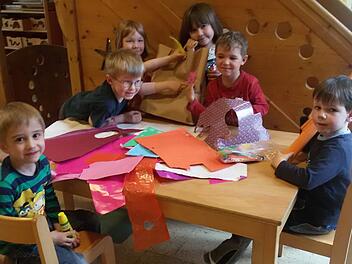 Die Hiltpoltsteiner Kindergartenkinder bastelten mit Schere und Kleber.Fotos: Malbrich