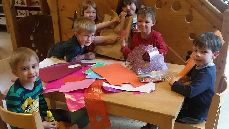 Die Hiltpoltsteiner Kindergartenkinder bastelten mit Schere und Kleber.Fotos: Malbrich