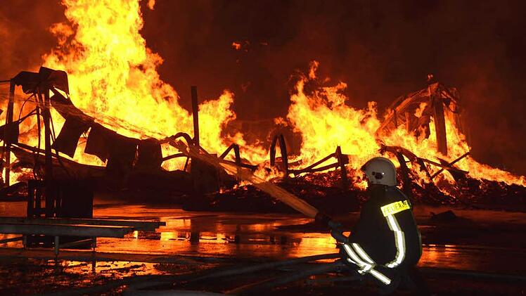 Kampf gegen meterhohe Flammen. Foto: Peter Rauch