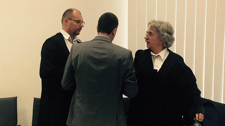 Der Angeklagte Heinz W. (Mitte) berät sich mit seinen Anwälten Dieter Widmann (links) und Klaus Bernsmann im Gerichtssaal. Foto: Anna Lienhardt