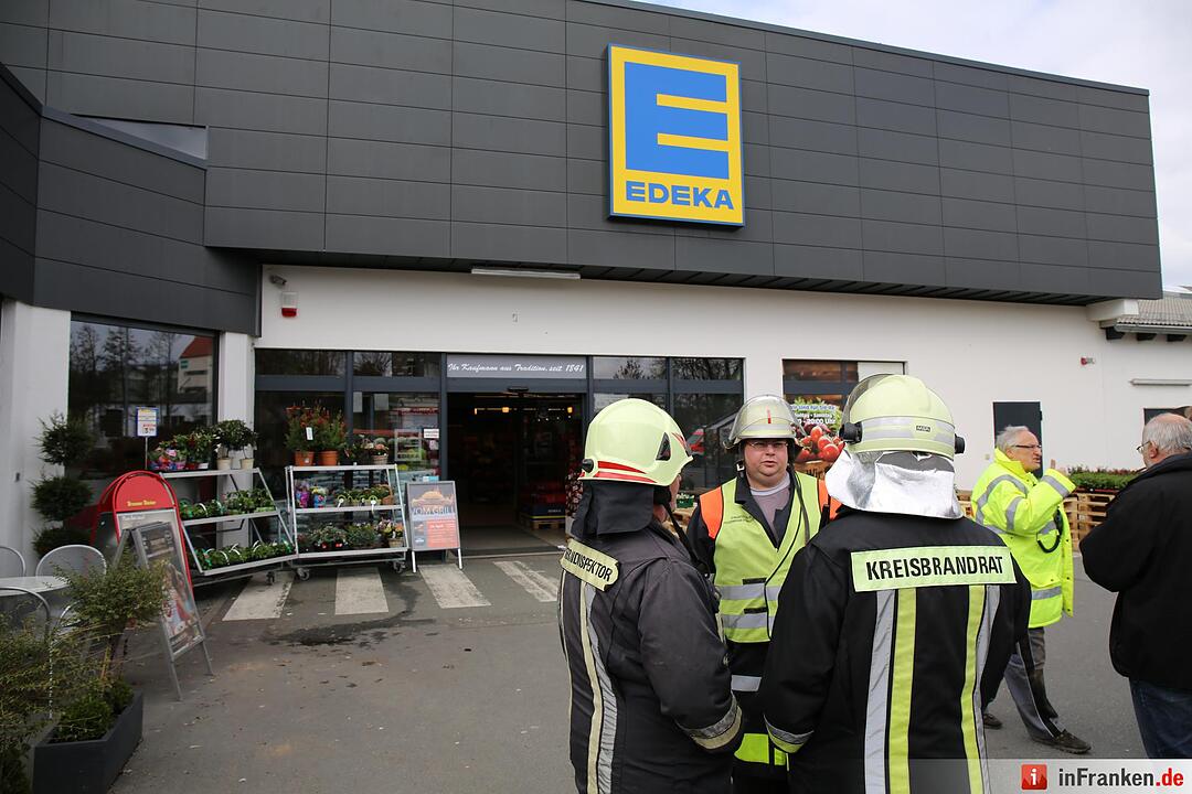 Feuerwehr evakuiert Supermarkt in Rehau