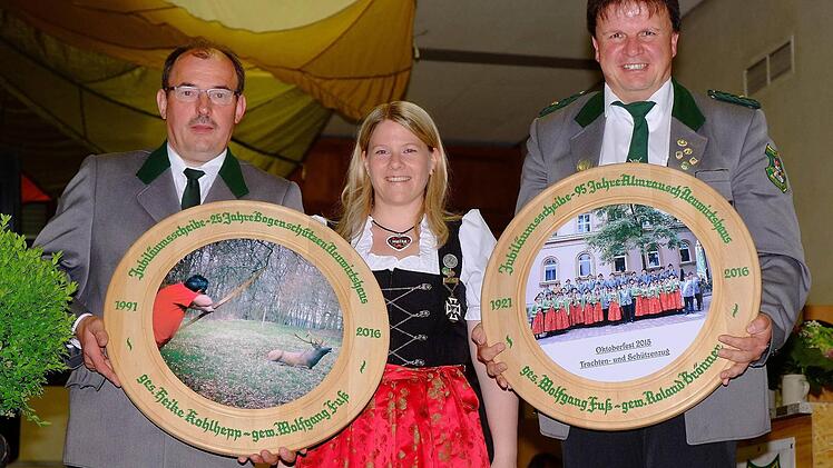 Die Jubiläumsscheiben mit Wolfgang Fuß (links), Heike Kohlhepp und Roland Brönner. Foto: Gerd Schaar