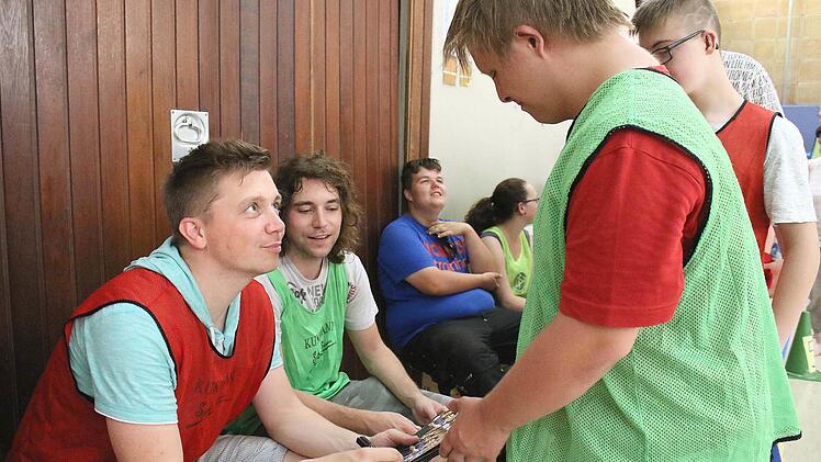 In den Spielpausen waren Autogramme von Tobias und Phillip Thomann heiß begehrt. Auch Alexander nutzte die Chance. Foto: Ralf Naumann