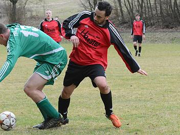 Der Viertore-Mann Andreas Graf (rechts) vom FC Obereschenbach. Foto: ssp