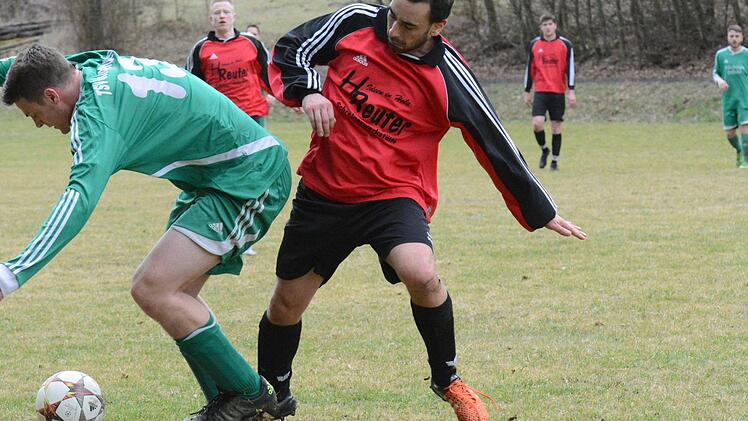 Der Viertore-Mann Andreas Graf (rechts) vom FC Obereschenbach. Foto: ssp