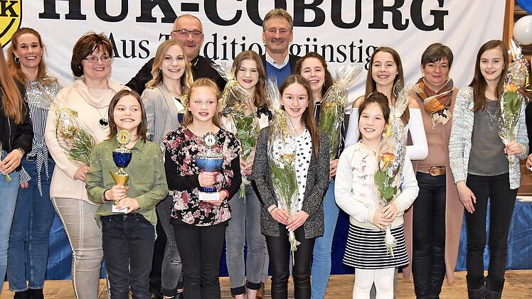 Mit goldenen und bunten Rosen sowie Pokalen belohnten die Trainerinnen Ramona und Dominique Scholz besondere Leistungen der Tänzerinnen.  Foto: Gabi Arnold
