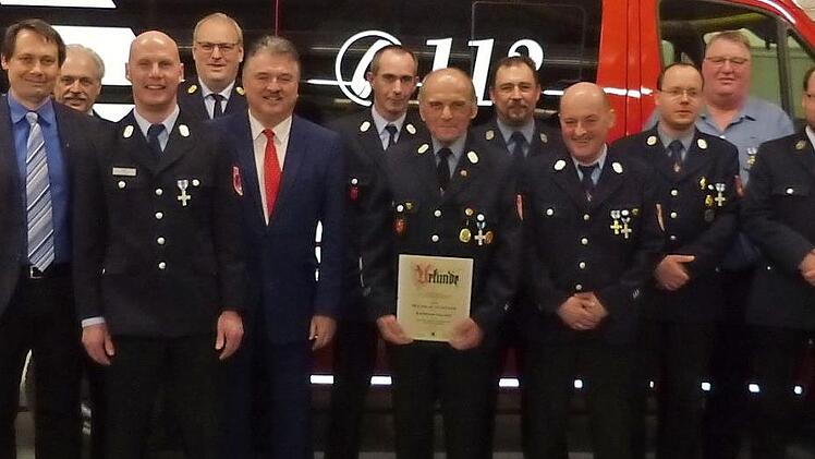 Ehrungen prägten neben den Neuwahlen die Hauptversammlung der Feuerwehr Stadtsteinach. Unser Bild zeigt (von links) Marco Hildner, Hans-Jürgen Hempfling, Bürgermeister Roland Wolfrum, Kreisbrandinspektor Horst Tempel, Kreisbrandmeister Tobias Titze, Kreisbrandrat Stefan Härtlein, Landrat Klaus Peter Söllner, Tobias Landa, Wilhelm Günther, Patrick Taugs, Manfred Ott, Markus Hempfling, Wolfgang Heiß, Stefan Hempfling, Kreisbrandmeister Alexander Reinsch sowie Kommandant Manuel Steinl.  Foto: Kl...