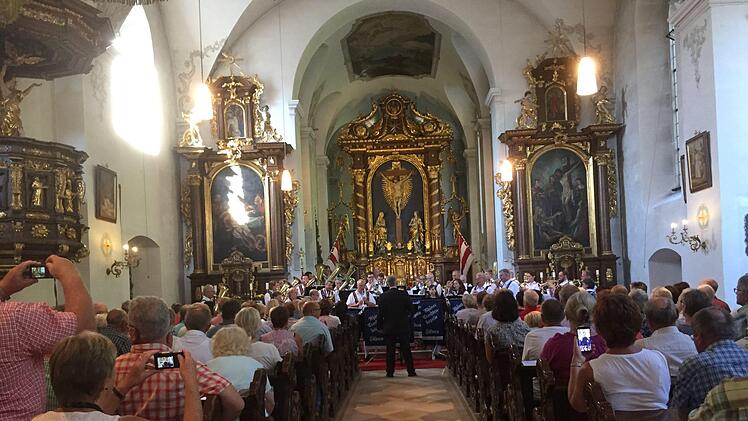 Die Trachtenkapelle Hilders begeisterte bei einem Konzert auf dem Kreuzberg. Foto: Regina Rinke