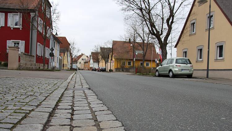 Ausgangsbeschränkung wegen des Coronavirus:  Nur ab und zu fährt ein Auto durch Adelsdorf.  Foto: Christian Bauriedel