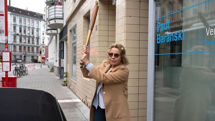 Strafe muss sein! Ulla (Michaela May) trifft Ehemann Paul an seiner empfindlichsten Stelle - seinem Sportwagen.