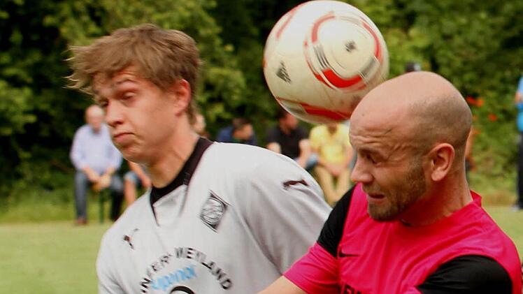 David Ryba (links) brachte mit seinem 2:1 die Kitzinger Bayern-Reserve im Finale gegen den TSV Repperndorf auf die Siegesstraße. Archivfoto: Geiling