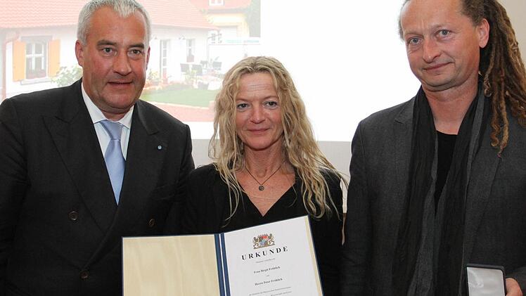 Staatsminister Spaenle und das Ehepaar Fröhlich mit der Auszeichnung. Foto: Peter Hemtza/bayerisches Kultusministerium