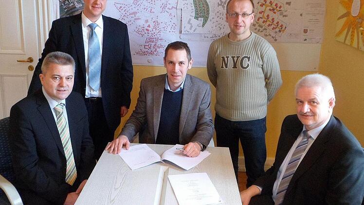 Vertragsunterzeichnung - mit (von links) Friedrich Weinlein, Andreas Rudloff (beide Telekom), Bürgermeister Martin Bernreuther, Thomas Förster (beide Markt Thurnau), Detlef Arnold (Vermessungsamt Kulmbach).  Foto: privat