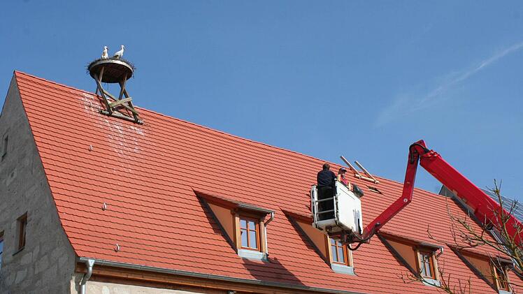Mit dem Hubsteiger wird das neue Nest nach oben gebracht. Foto: Evi Seeger