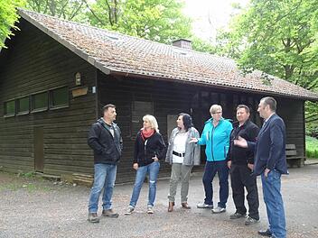 Besichtigung des Jugendzeltplatz am Himmeldunkberg mit Bürgermeister Udo Baumann (rechts) Der neu gegründete Verein "Förderer und Freunde des Jugendzeltplatz Erlichshütte Oberweißenbrunn e.V." wird künftig für den Platz und die Hütte verantwortlich sein. Das Bild zeigt von links:Heiko und Bea Enders, Vorsitzende Sandra Abert, Christine Schmidt und Ewald Abert. Foto: Eckert
