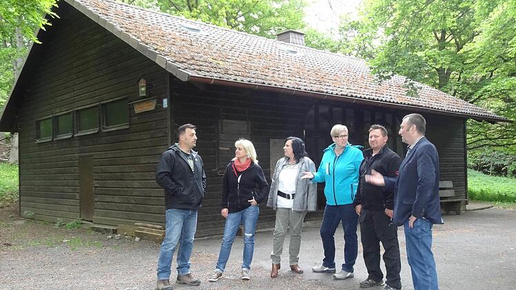 Besichtigung des Jugendzeltplatz am Himmeldunkberg mit Bürgermeister Udo Baumann (rechts) Der neu gegründete Verein "Förderer und Freunde des Jugendzeltplatz Erlichshütte Oberweißenbrunn e.V." wird künftig für den Platz und die Hütte verantwortlich sein. Das Bild zeigt von links:Heiko und Bea Enders, Vorsitzende Sandra Abert, Christine Schmidt und Ewald Abert. Foto: Eckert