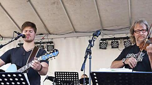 Vater und Sohn: Frank und Patrick Röhlich spielen gemeinsam in der Band "Ghost Squadron".