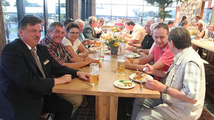 Brotzeit im firmeneigenen Wirtshaus