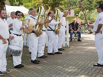 Was wären die Schneyer ohne ihren Spielmannszug - hier das Standkonzert zur Kirchweih. Foto: Klaus Gagel
