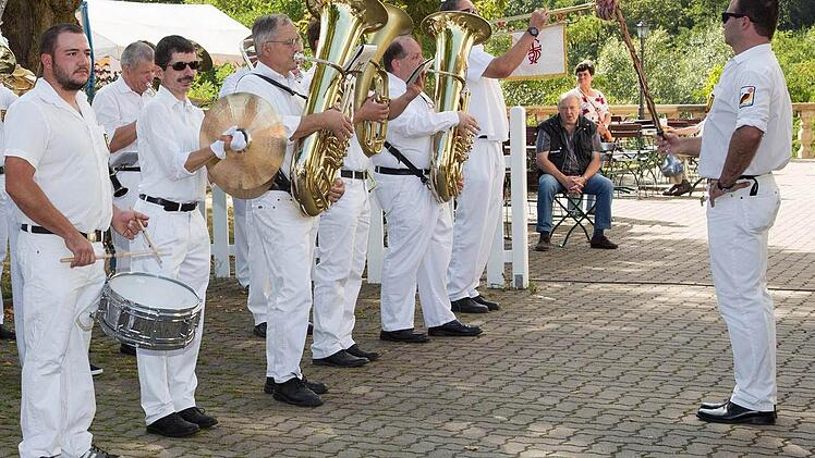 Was wären die Schneyer ohne ihren Spielmannszug - hier das Standkonzert zur Kirchweih. Foto: Klaus Gagel