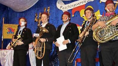 Sie nahmen in Seßlach Rache für die Altneihauser Feierwehrkapell"n: die "Fränkische Feuerwehrinfanterie" (von rechts: Markus Brehm, Lukas Büchner, Helmut Neudecker, Michael Beetz, und Alexander Lefer)