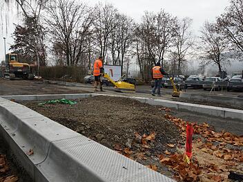 Arbeiter befestigen die neu angelegte Zufahrt zum Parkplatz Am Weihertorplatz. Foto: Arkadius Guzy