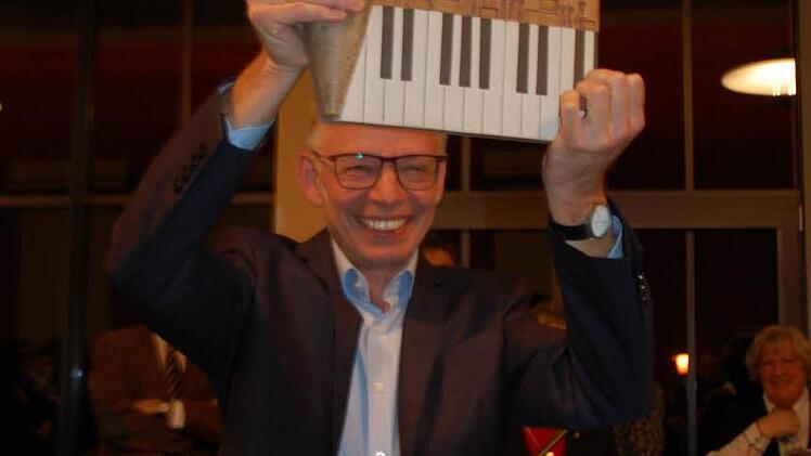 Überraschung gelungen: Mehr als hundert kleine und große Mitglieder der von Peter Stenglein geleiteten Chöre gratulierten dem Stadtkantor zum Doppeljubiläum. Foto: Oliver Schmidt