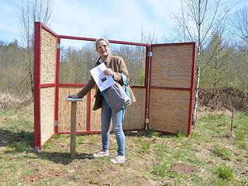Annette Gräfin zu Ortneburg erklärt die Station "Wildbeobachtung" auf dem Walderlebnispfad. Fotos: Rainer Lutz