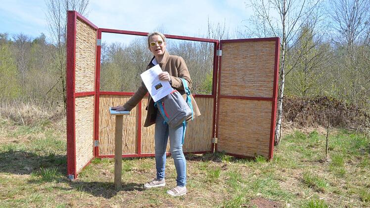 Annette Gräfin zu Ortneburg erklärt die Station "Wildbeobachtung" auf dem Walderlebnispfad. Fotos: Rainer Lutz