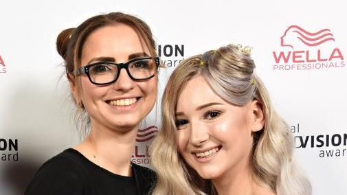 Mit dem Styling ihrer Kollegin und Auszubildenden Eva Weber (rechts) holte sich Julia Nigrezkul (links) den Sieg beim "Wella National Trend Vision Award". Nächster Schritt wäre London.Jörg Guse