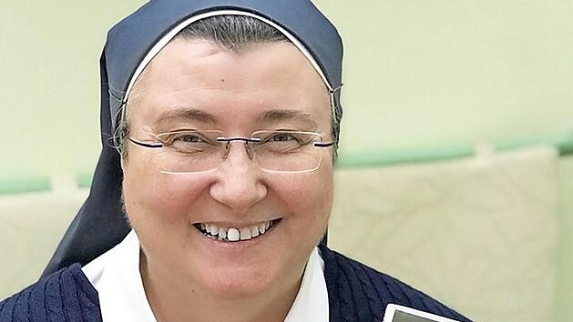 Schwester Teresa Zukic mit ihrem neuen Buch "Die Seele brauchtg mehr als Pflaster" Foto: S&auml;nger