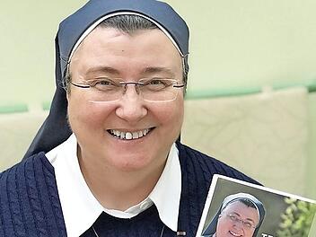 Schwester Teresa Zukic mit ihrem neuen Buch "Die Seele brauchtg mehr als Pflaster" Foto: Sänger