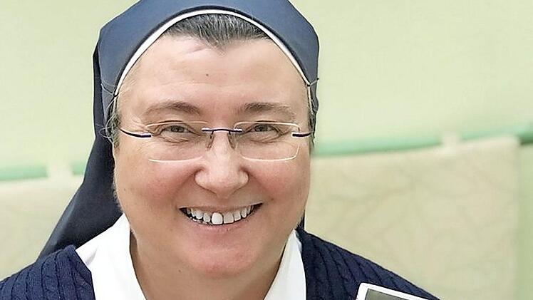 Schwester Teresa Zukic mit ihrem neuen Buch "Die Seele brauchtg mehr als Pflaster" Foto: Sänger