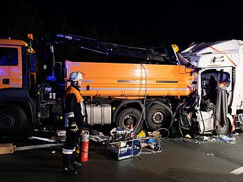 Am Mittwochmorgen ist ein Lkw  auf der A9 auf ein Baustellenfahrzeug gekracht. Der Lkw-Fahrer wurde eingeklemmt und schwer verletzt. NEWS5 / Grundmann
